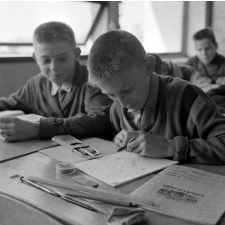 Ecole primaire Clemenceau-Oudinot : deux élèves dessinent.