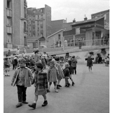 Rentrée scolaire : l'école maternelle de la rue Lamarck. Les élèves dans la cour, les parents derrière les grilles.