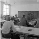 Architecture scolaire Abraham, Ecole nationale d'enseignement technique : une classe de dessin industriel. Des élèves tracent des plans. 