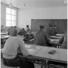 Architecture scolaire Abraham, Ecole nationale d'enseignement technique : une classe de dessin industriel. Des élèves tracent des plans.