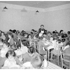 Ecole primaire de Labruguière : le service de restauration. Les élèves les plus jeunes sont à table sous la surveillance des plus âgés et de la cantinière.
