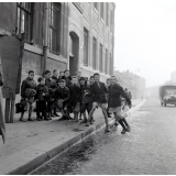 Enseignement audiovisuel : un groupe de garçons dans la rue.