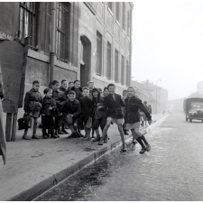 Enseignement audiovisuel : un groupe de garçons dans la rue.