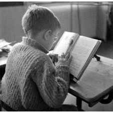 Ecole primaire Clemenceau-Oudinot : classe spéciale pour enfants amblyopes. La lecture.
