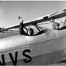 Ecole Freinet, classe promenade : le pilote d'un biplan dans son cockpit.