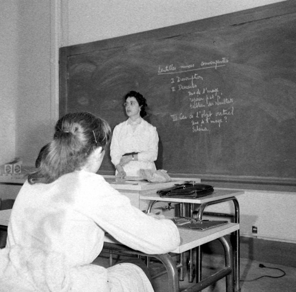 Collège d'enseignement technique pour jeunes filles. L'enseignante explique le principe théorique des lentilles convergentes.