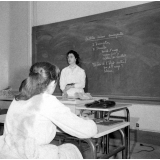 Collège d'enseignement technique pour jeunes filles. L'enseignante explique le principe théorique des lentilles convergentes.