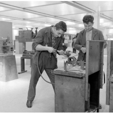 Ecole nationale d'enseignement technique de Montluçon : le grand atelier, les soudeurs