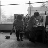 Ecole maternelle de Meudon : l'enseignement ménager. Le ménage et la vaisselle.