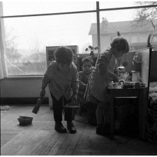 Ecole maternelle de Meudon : l'enseignement ménager. Le ménage et la vaisselle.
