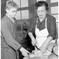 Ecole primaire de Labruguière : le service de restauration. Un chef de table réapprovisionne sa table en pain.