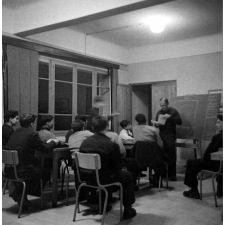 Centre d'éducation surveillée : la classe pendant un cours.