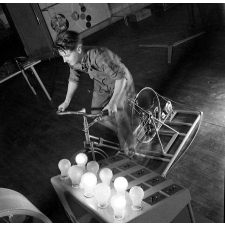 Exposition IPN, Londres : expérience sur l'électricité (dynamo)
