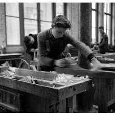 Lycée technique d'Etat : la section menuiserie. Le rabotage à la main.