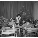 Classe de mal-entendants de Lestrade : les élèves et la maîtresse dans une salle décorée pour Noël. 