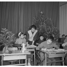 Classe de mal-entendants de Lestrade : les élèves et la maîtresse dans une salle décorée pour Noël. 