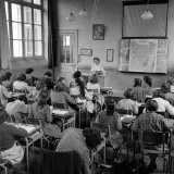 Ecole primaire, classe de Madame Hardy : les élèves en activité pendant le cours.