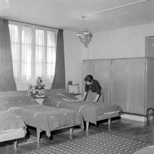 Lycée Duruy : une élève, dans sa chambre, prépare sa valise.