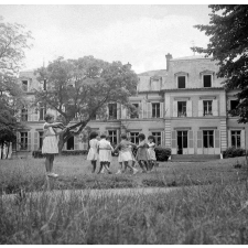 Lycée de jeunes filles de Fontainebleau - L'école maternelle : ronde enfantine