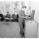 Médecine mentale universitaire : un adulte utilise un tourne-disques