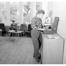 Médecine mentale universitaire : un adulte utilise un tourne-disques