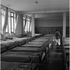 Collège d'enseignement technique pour jeunes filles. L'internat. L'alignement des lits dans le dortoir jaune (des grandes).