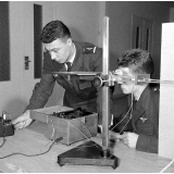 Ecole Nationale Supérieure de Mécanique et Aérotechnique : deux étudiants stagiaires de l'Ecole de l'Air de Salon-de-Provence (13) procèdent à une mesure de température par thermocouple (méthode potentiométrique).