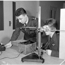 Ecole Nationale Supérieure de Mécanique et Aérotechnique : deux étudiants stagiaires de l'Ecole de l'Air de Salon-de-Provence (13) procèdent à une mesure de température par thermocouple (méthode potentiométrique).