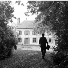 Crucey : L'instituteur dans le jardin
