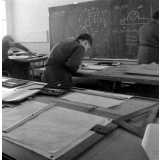 Architecture scolaire Abraham, Ecole nationale d'enseignement technique : une classe de dessin industriel. Un élève trace des plans. 