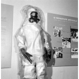 Palais de la Découverte, exposition sur l'énergie atomique : gros plan sur un scaphandre de protection.