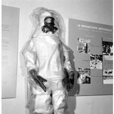 Palais de la Découverte, exposition sur l'énergie atomique : gros plan sur un scaphandre de protection.