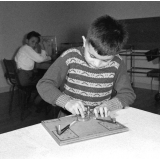 Centre de réadaptation fonctionnelle : un élève procède à des exercices d'ergothérapie des fléchisseurs des doigts.