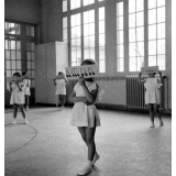 Enseignement musical et initiation rythmique, école maternelle : des élèves apprennent des pas de danse.