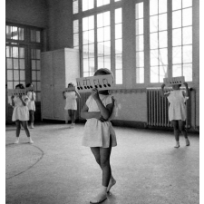 Enseignement musical et initiation rythmique, école maternelle : des élèves apprennent des pas de danse.