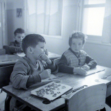 Ecole primaire. L'apprentissage de l'écriture et de la lecture par des méthodes actives : la composition des mots grâce à des lettres mobiles.