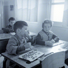 Ecole primaire. L'apprentissage de l'écriture et de la lecture par des méthodes actives : la composition des mots grâce à des lettres mobiles.