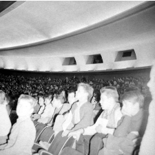 Colonie de vacances à Chaillot : un groupe d'écoliers dans la salle