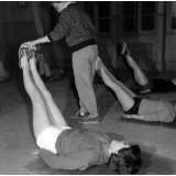 Collège d'enseignement technique pour jeunes filles. Le professeur de gymnastique avec ses élèves.