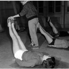 Collège d'enseignement technique pour jeunes filles. Le professeur de gymnastique avec ses élèves.