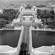 Méthode Freinet, école primaire de la Seine, classe promenade : vue du Trocadéro depuis la Tour Eiffel, lors d'une visite d'élèves.