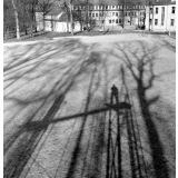 Lycée-pilote mixte de Montgeron. Les ombres de deux élèves sur un portique de cordes à noeuds. 