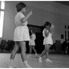 Enseignement musical et initiation rythmique, école maternelle : des élèves apprennent des pas de danse.
