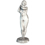 Femme nue debout se coiffant.