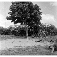 Prytanée de La Flèche : entraînement des élèves à la barre fixe