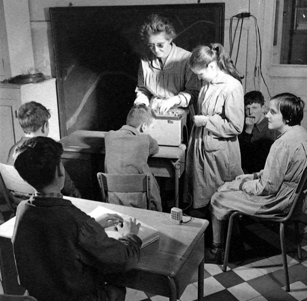 Institut départemental des Aveugles de la Seine (Ecole Braille).
 L'enseignement destiné aux aveugles. L'institutrice utilise des bandes sonores.