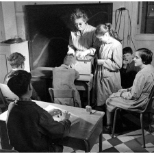Institut départemental des Aveugles de la Seine (Ecole Braille).
L'enseignement destiné aux aveugles. L'institutrice utilise des bandes sonores.