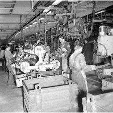 Régie Renault : la chaîne de montage des Dauphines