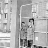 Rentrée scolaire : l'école maternelle de la rue Lamarck. Deux élèves observent, derrière une grille.