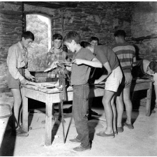 Jeunesse au plein air : colonie de Saumanes, animation d'atelier de menuiserie avec les enfants